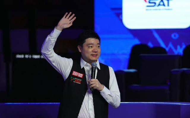 第13分钟，远藤航右路传到禁区加克波头球摆渡萨拉赫后点凌空抽射打在边网上。